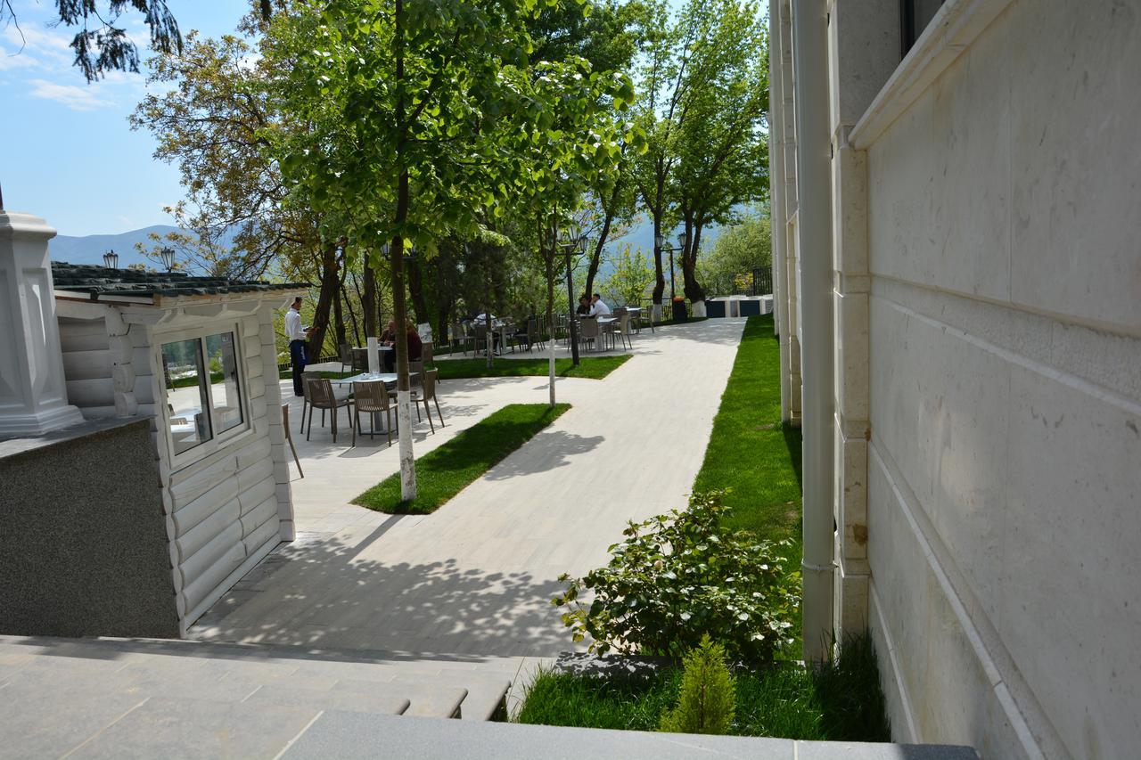 Hotel Turizem Shkelzeni Bajram Curri Exterior foto