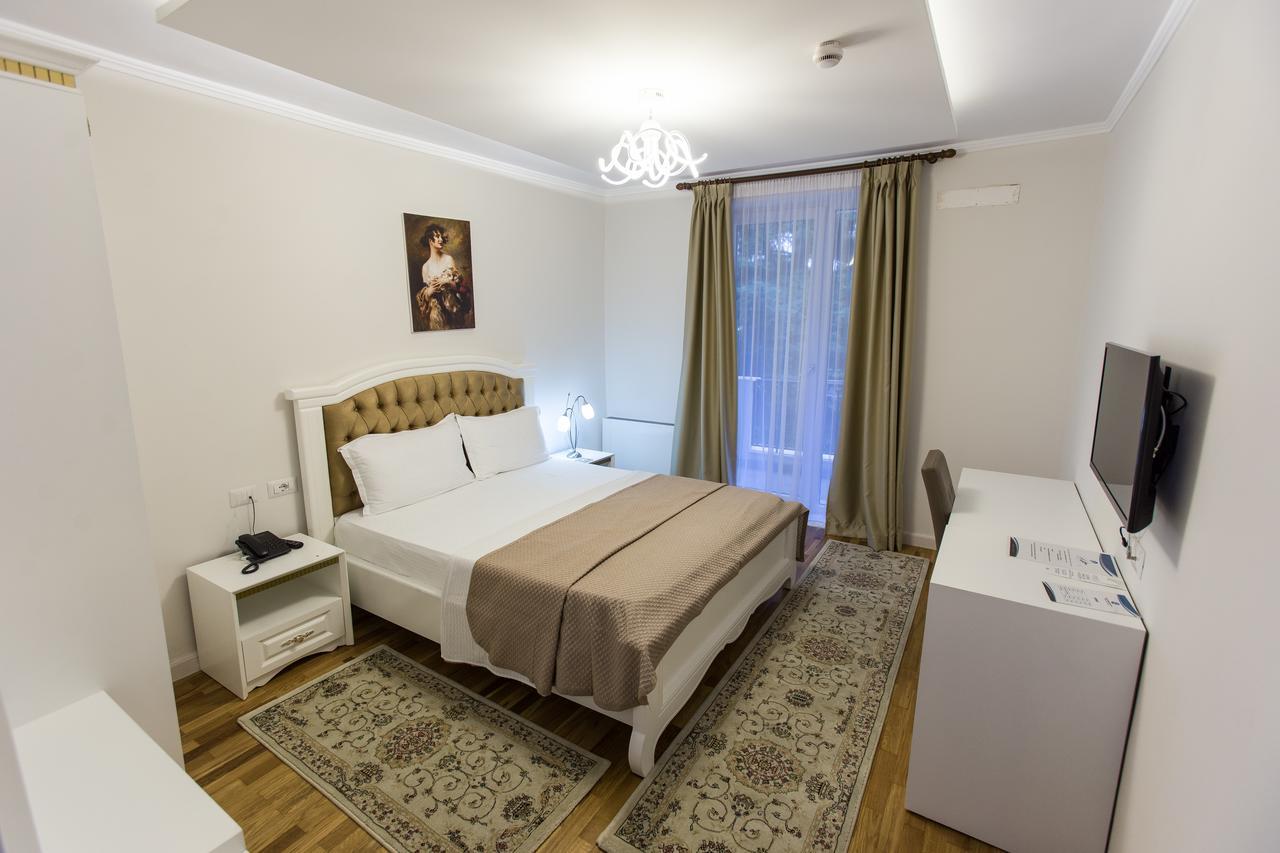 Hotel Turizem Shkelzeni Bajram Curri Exterior foto